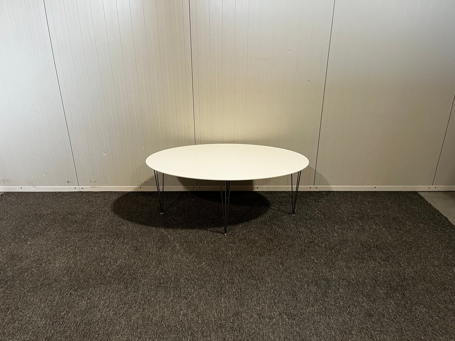 Begagnat vitt soffbord i stilren design