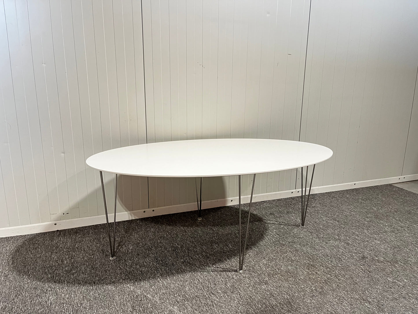 Begagnat vitt soffbord i stilren design