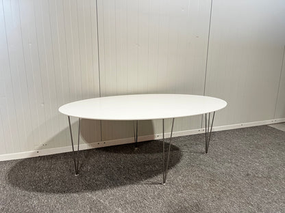 Begagnat vitt soffbord i stilren design