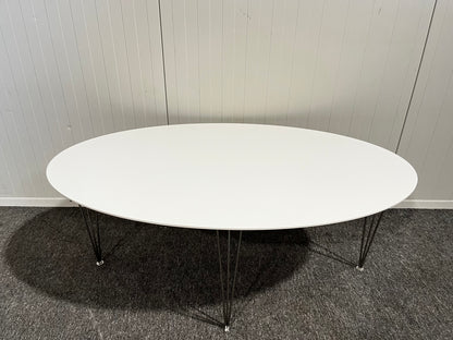 Begagnat vitt soffbord i stilren design