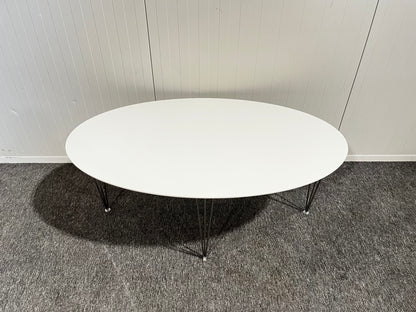Begagnat vitt soffbord i stilren design