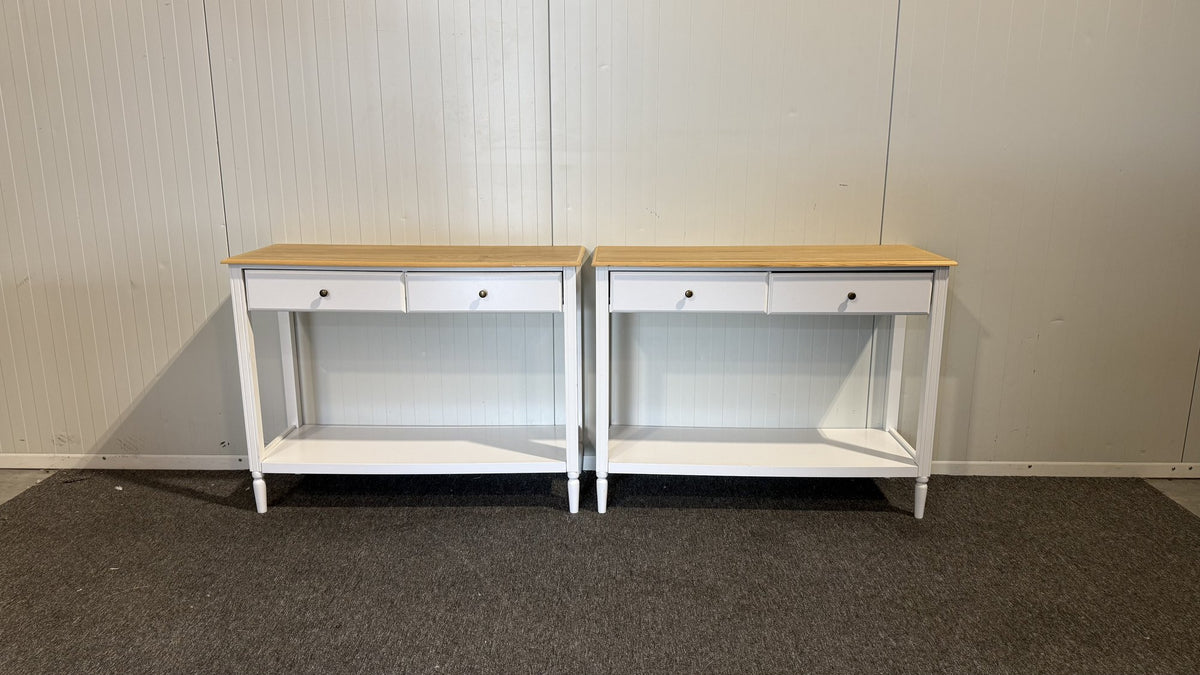 Detalj av träskiva och lådknoppar på vit byrå