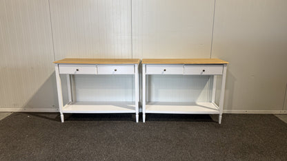 Detalj av träskiva och lådknoppar på vit byrå