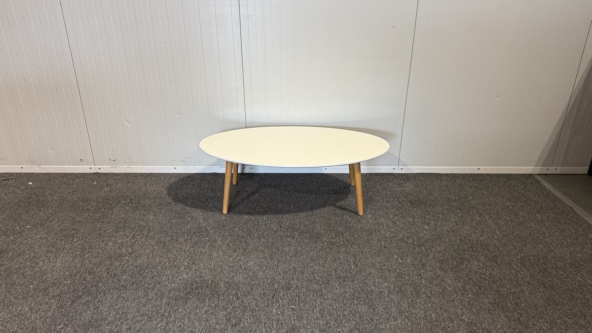 Vitt soffbord sett från sidan