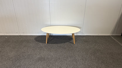Vitt soffbord sett från sidan