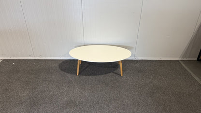 Detalj av träben på vitt soffbord