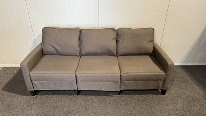 Detalj av tyg och sittdynor på grå soffa