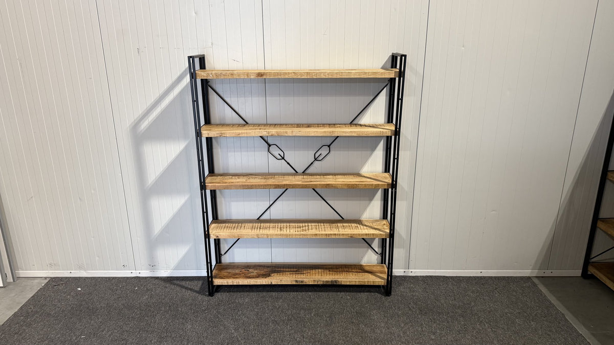 Detalj av hyllplan och metallstomme