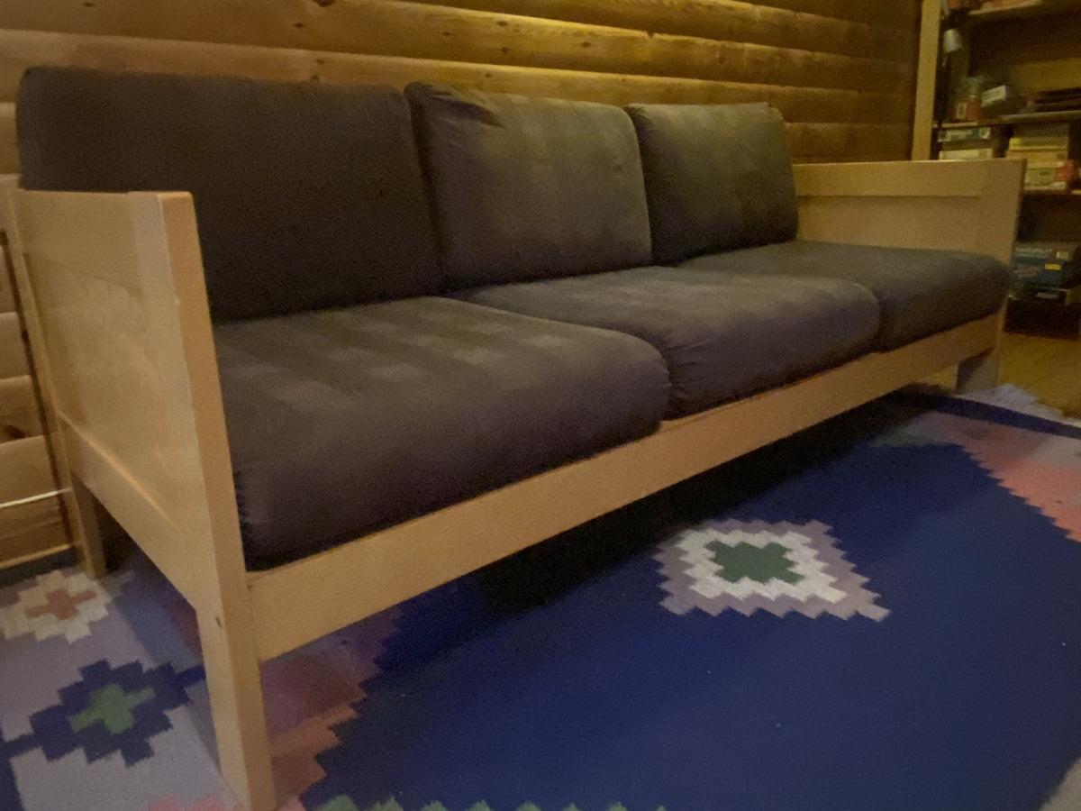 Begagnad Bassoffa 3-sits i klarlackad björk med originaldynor snett från sidan