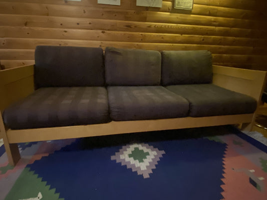Begagnad Bassoffa 3-sits i björk med mörka rutiga originaldynor framifrån