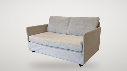 Begagnad grå IKEA bäddsoffa 2-sits snett framifrån från vänster