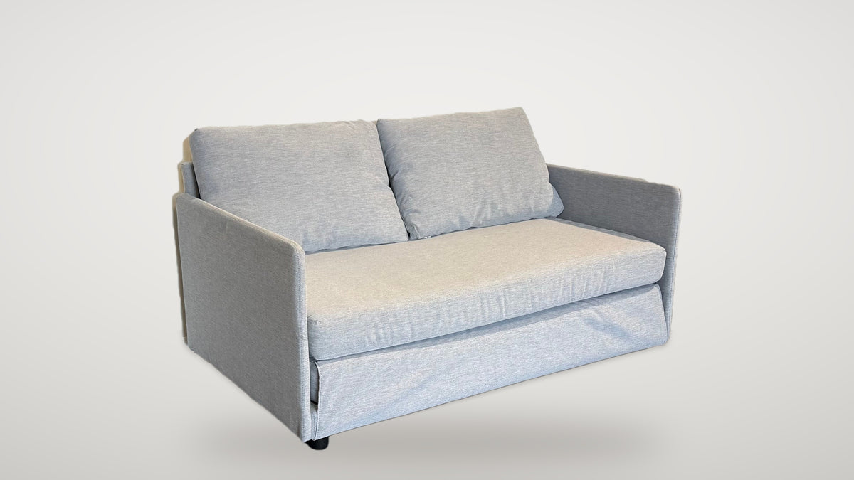 Begagnad grå IKEA bäddsoffa 2-sits snett framifrån från höger