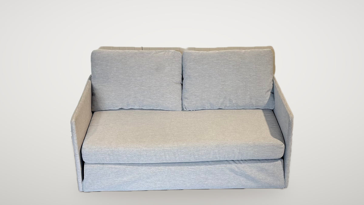 Begagnad grå IKEA bäddsoffa 2-sits rakt framifrån