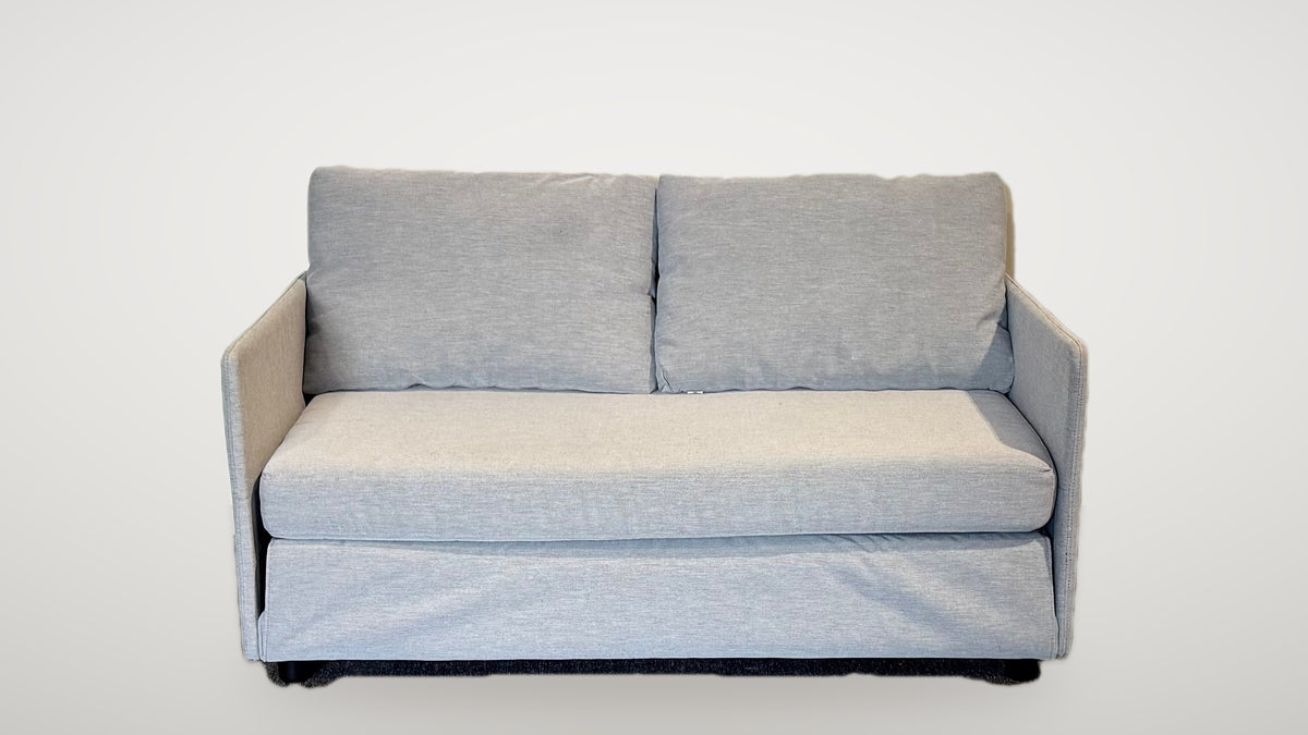 Begagnad grå IKEA bäddsoffa 2-sits framifrån, helhetsbild