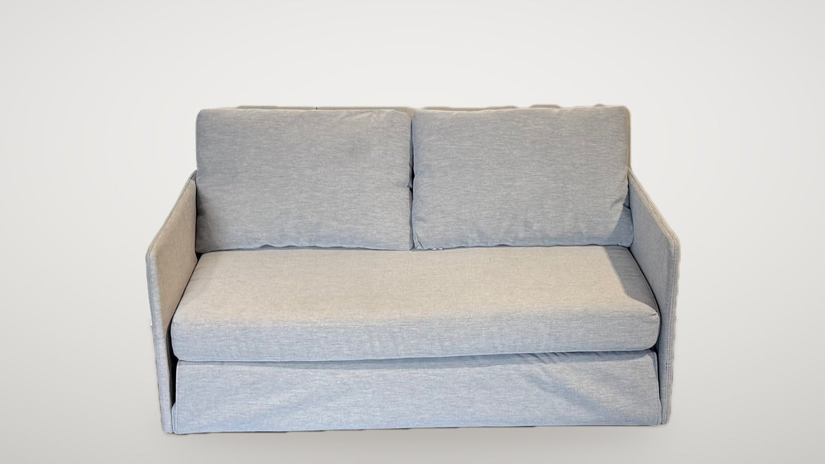 Begagnad grå IKEA bäddsoffa 2-sits i ljusgrått tyg framifrån