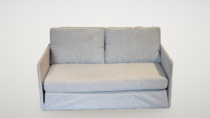 Begagnad grå IKEA bäddsoffa 2-sits i ljusgrått tyg framifrån