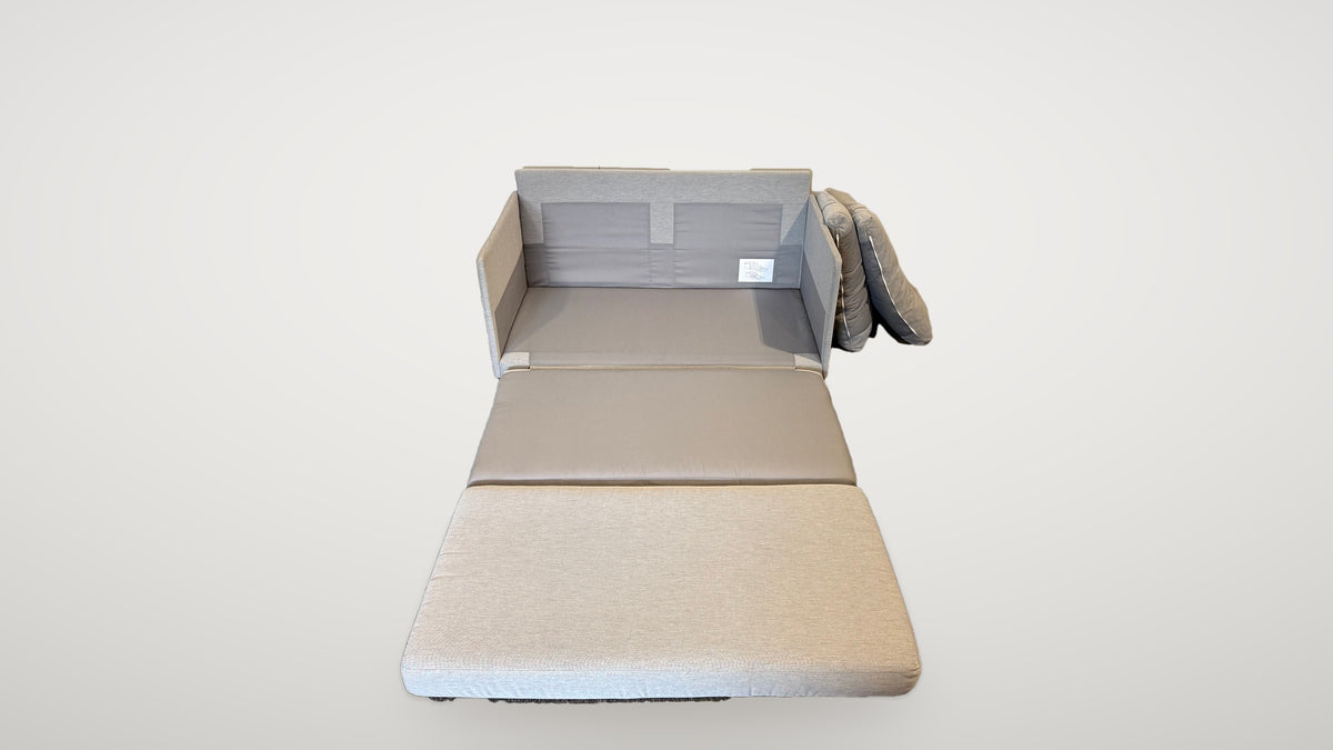 Begagnad grå IKEA bäddsoffa 2-sits bäddad, med ryggkuddar vid sidan