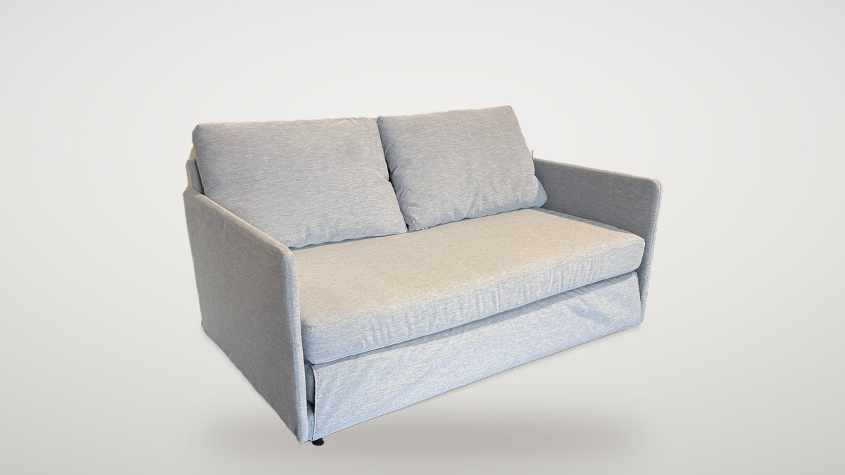 Begagnad grå IKEA bäddsoffa 2-sits snett från höger