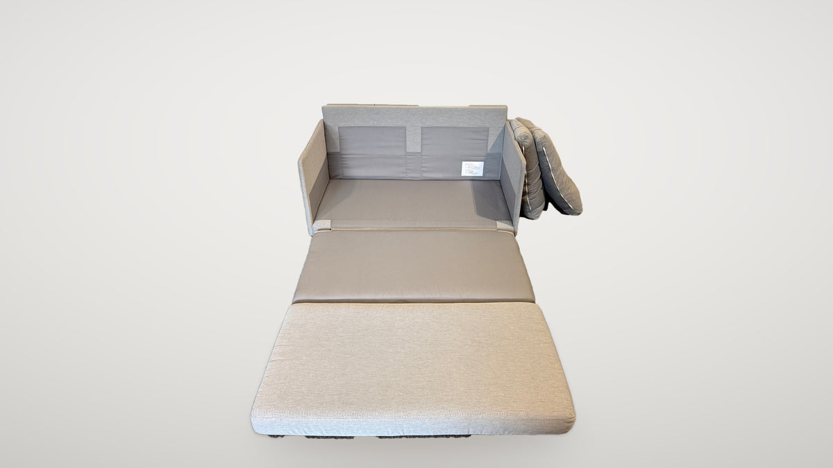 Begagnad grå IKEA bäddsoffa 2-sits utfälld, bädd framifrån