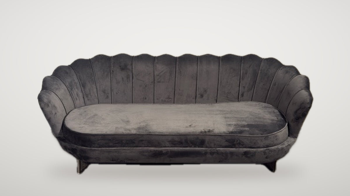 Begagnad grå Venture Design soffa i sammet framifrån