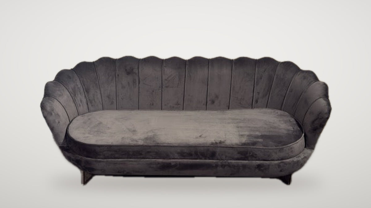 Begagnad grå Venture Design soffa med snäckformad rygg