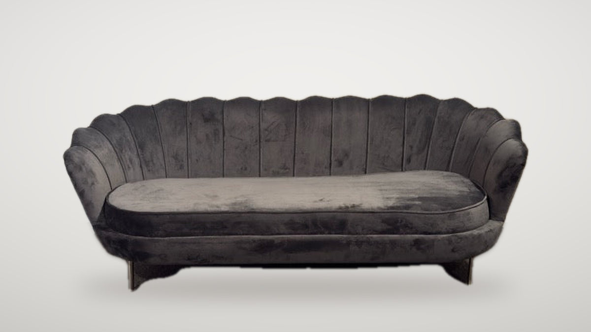 Begagnad grå Venture Design soffa, helhetsbild