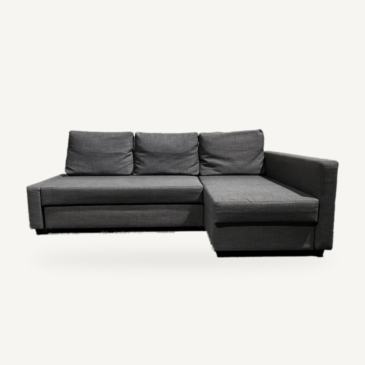 Begagnad IKEA FRIHETEN hörnbäddsoffa i mörkgrå Skiftebo med divan till höger framifrån