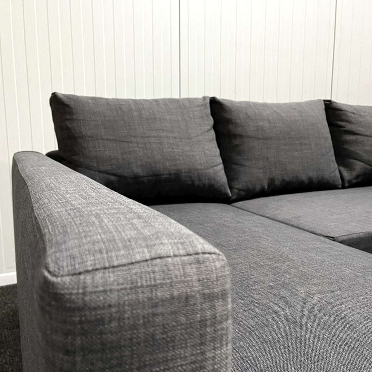 Närbild på Skiftebo mörkgrå klädsel och armstöd på IKEA FRIHETEN