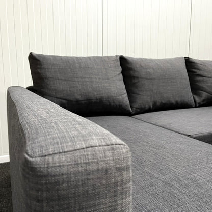 Närbild på Skiftebo mörkgrå klädsel och armstöd på IKEA FRIHETEN