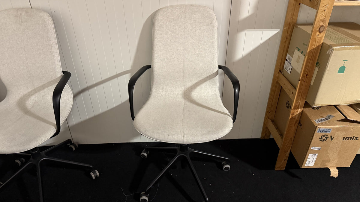 Begagnad ljusgrå kontorsstol IKEA Långfjäll med armstöd och hjul framifrån