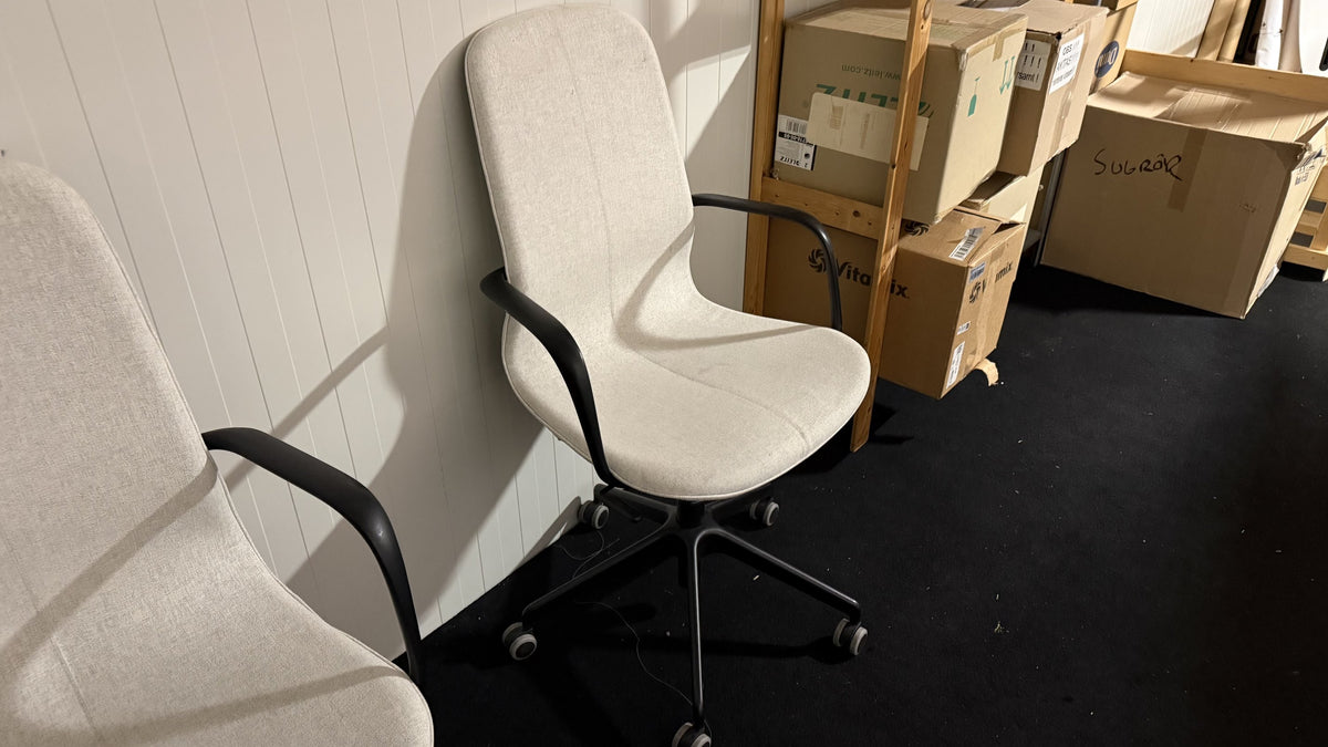 Begagnad ljusgrå kontorsstol IKEA Långfjäll i ljusgrått tyg snett från sidan