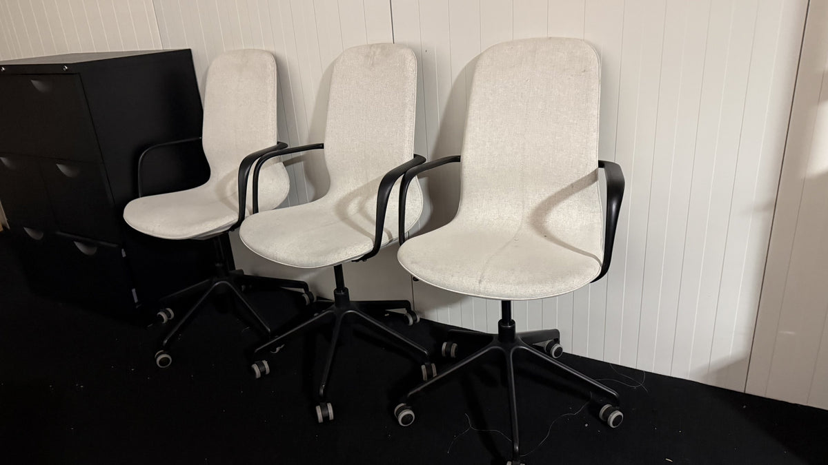 Tre begagnade ljusgrå kontorsstolar IKEA Långfjäll med armstöd i rad