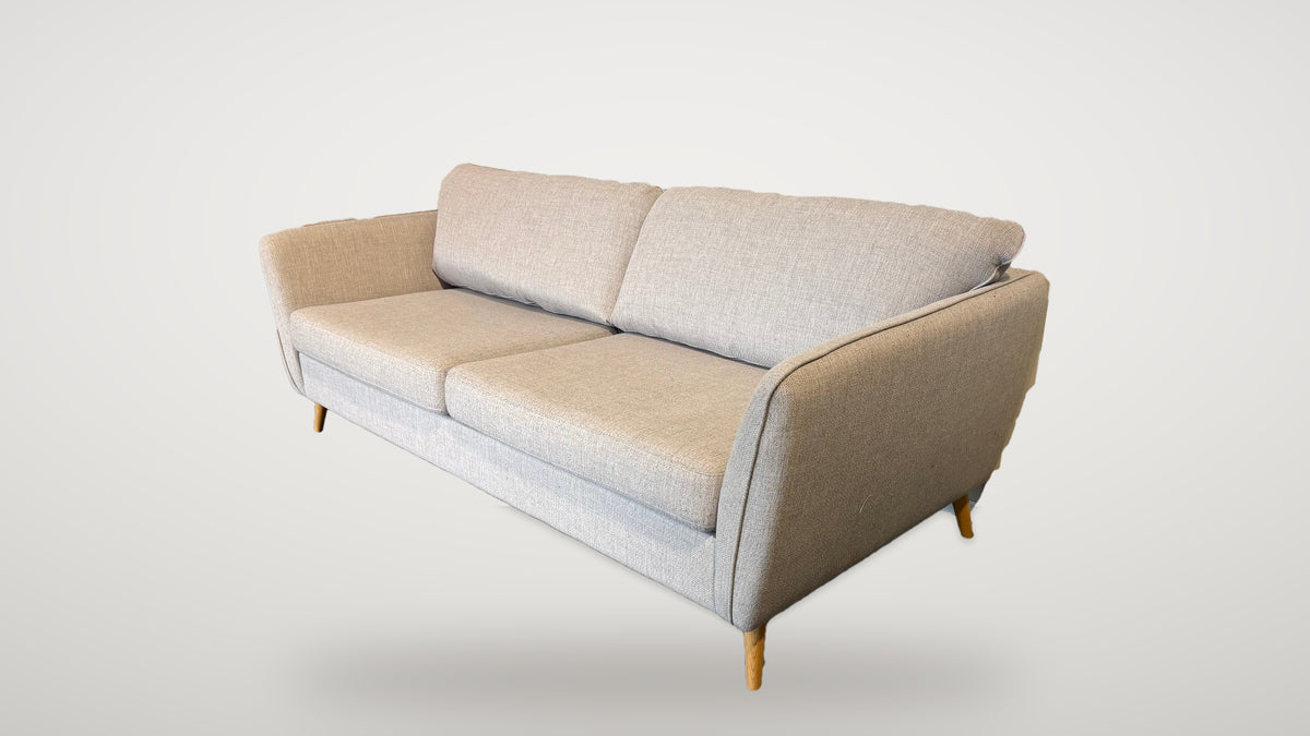 Begagnad ljusgrå Mio County soffa 2,5-sits snett från vänster