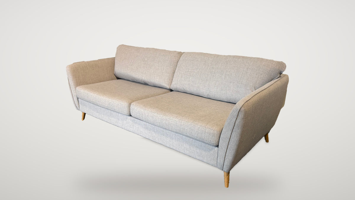 Begagnad ljusgrå Mio County soffa 2,5-sits snett framifrån, ekben