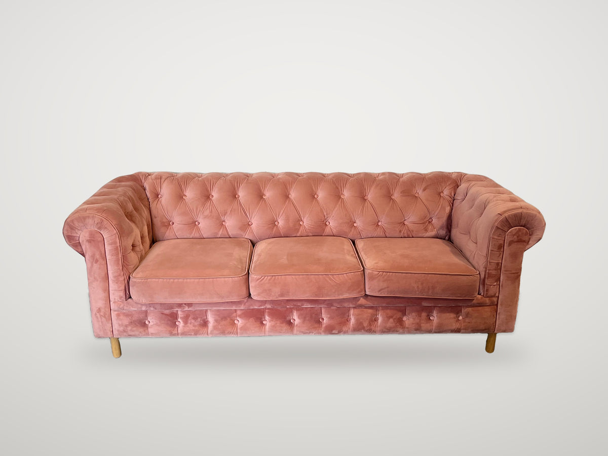 Begagnad rosa sammetssoffa med knäppning, 3-sits