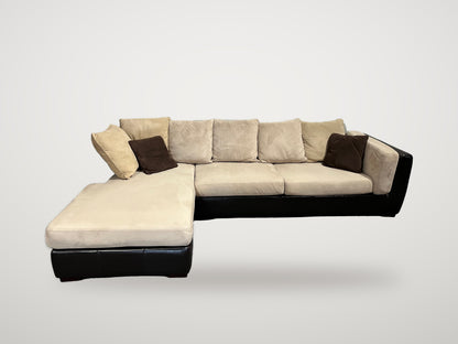 Begagnad schäslongsoffa beige med svart läderbas