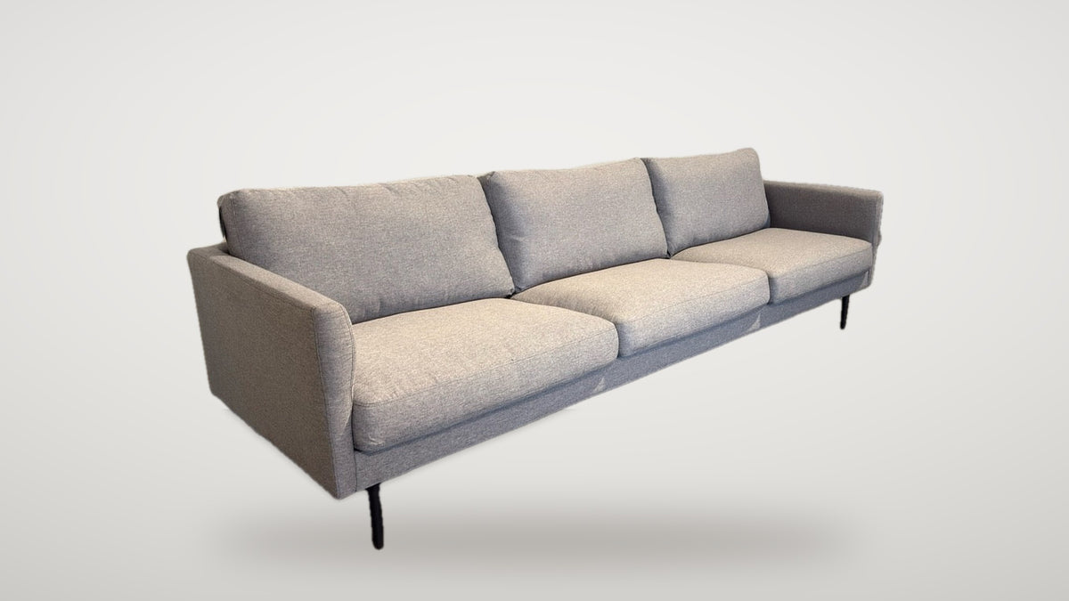Begagnad Venture Design soffa grå 3-sits snett framifrån