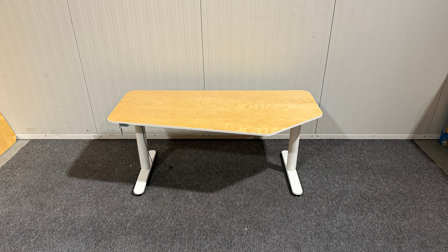 Begagnat IKEA hörnskrivbord i vinklad form
