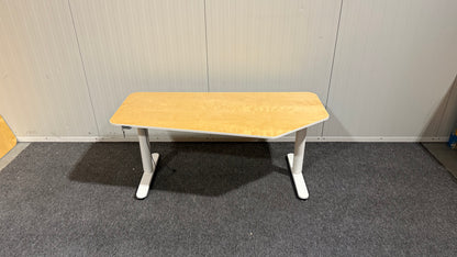Begagnat IKEA hörnskrivbord i vinklad form