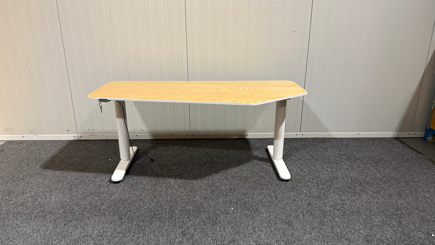 Begagnat IKEA hörnskrivbord i vinklad form