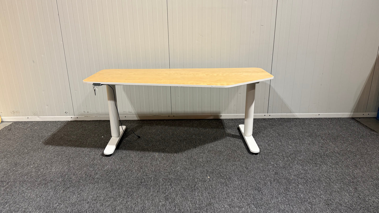 Begagnat IKEA hörnskrivbord i vinklad form