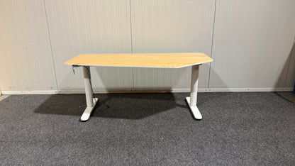 Begagnat IKEA hörnskrivbord i vinklad form