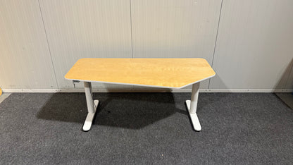 Begagnat IKEA hörnskrivbord i vinklad form