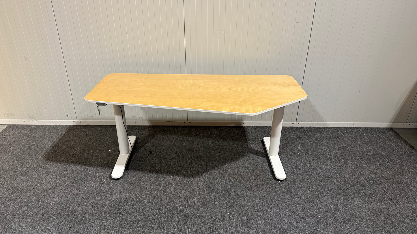 Begagnat IKEA hörnskrivbord i vinklad form