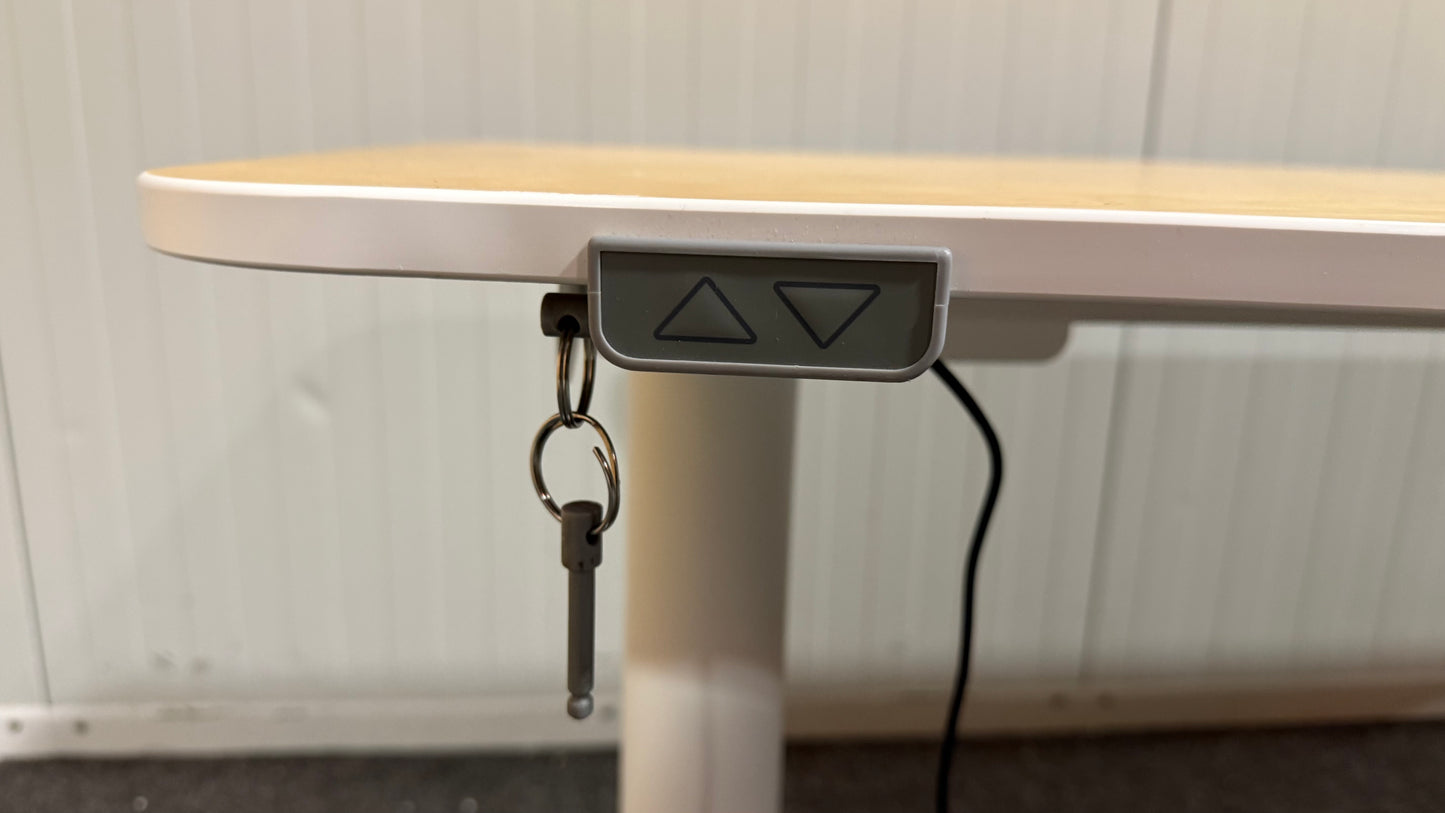 Begagnat IKEA hörnskrivbord i vinklad form