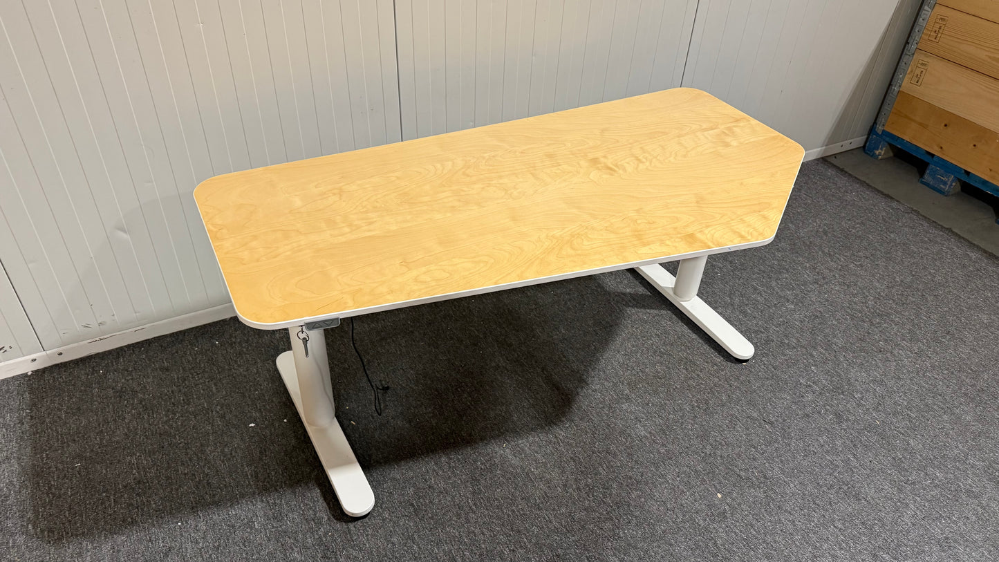 Begagnat IKEA hörnskrivbord i vinklad form