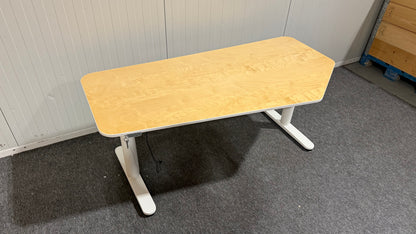 Begagnat IKEA hörnskrivbord i vinklad form