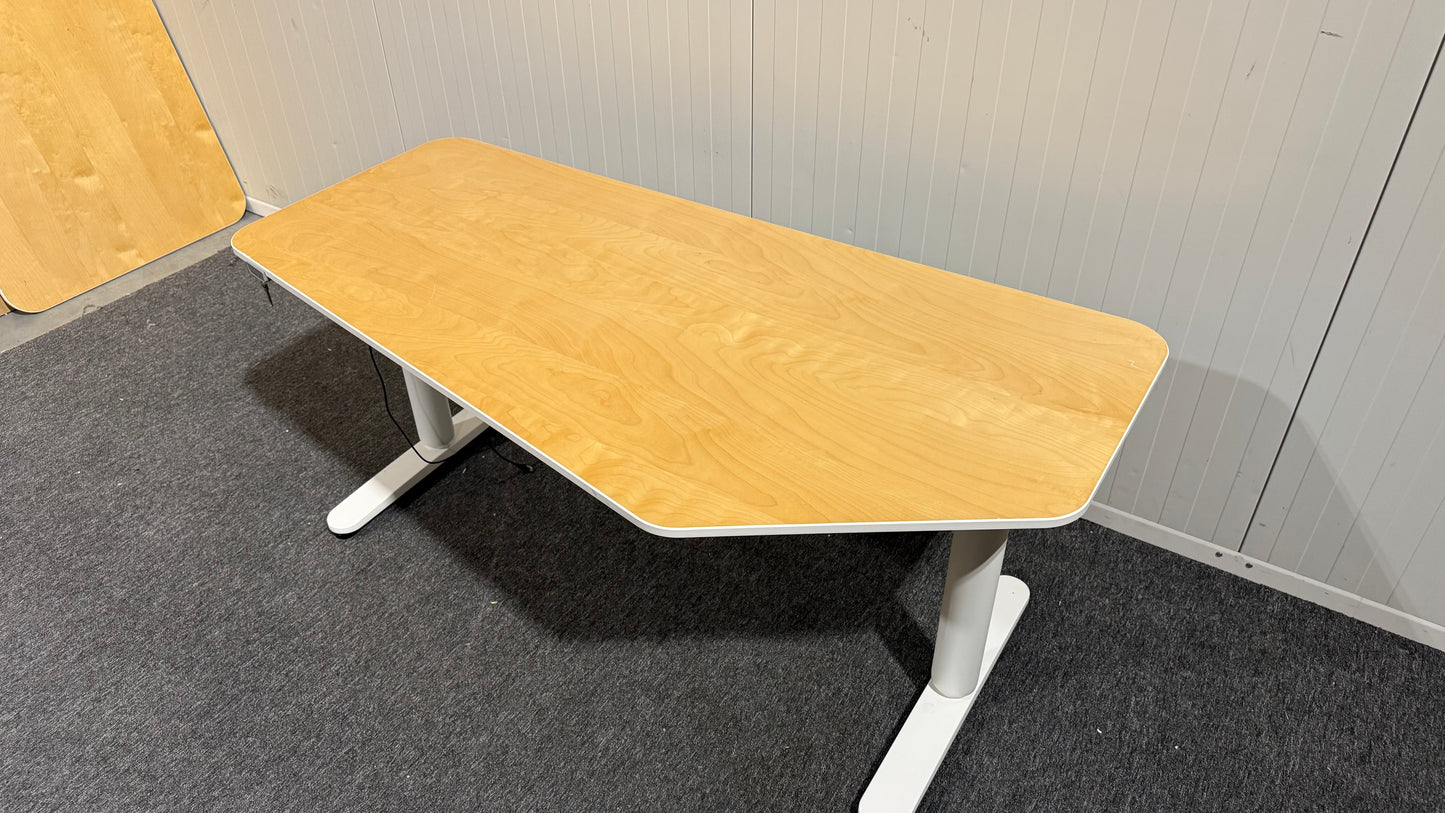 Begagnat IKEA hörnskrivbord i vinklad form