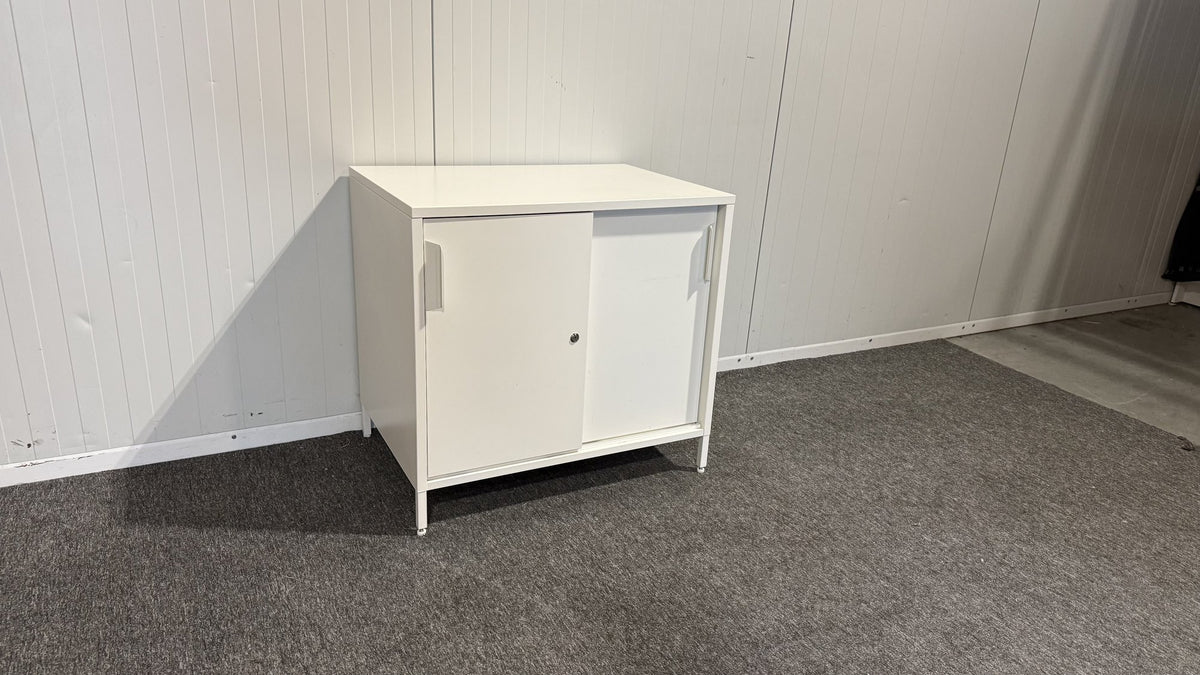 Detalj av handtag och lås på vit metallmodul