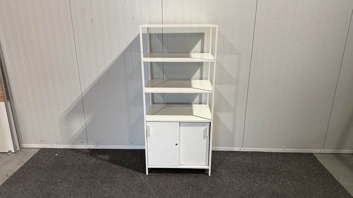Detalj av hyllplan inuti vitt metallskåp